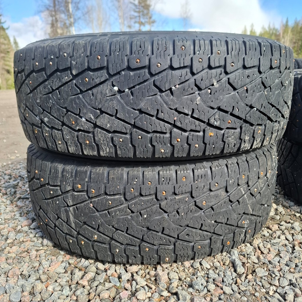 215/65R16C 109/107R Nokian Hakkapeliitta C3 Käytetty nastarengas 6-6,5mm DOT-18