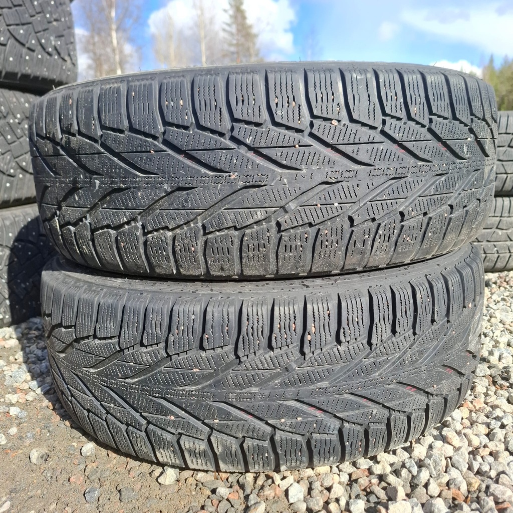 215/60R17 100R XL Nokian Hakkapeliitta R2 Käytetty kitkarengas 5-6mm DOT-15