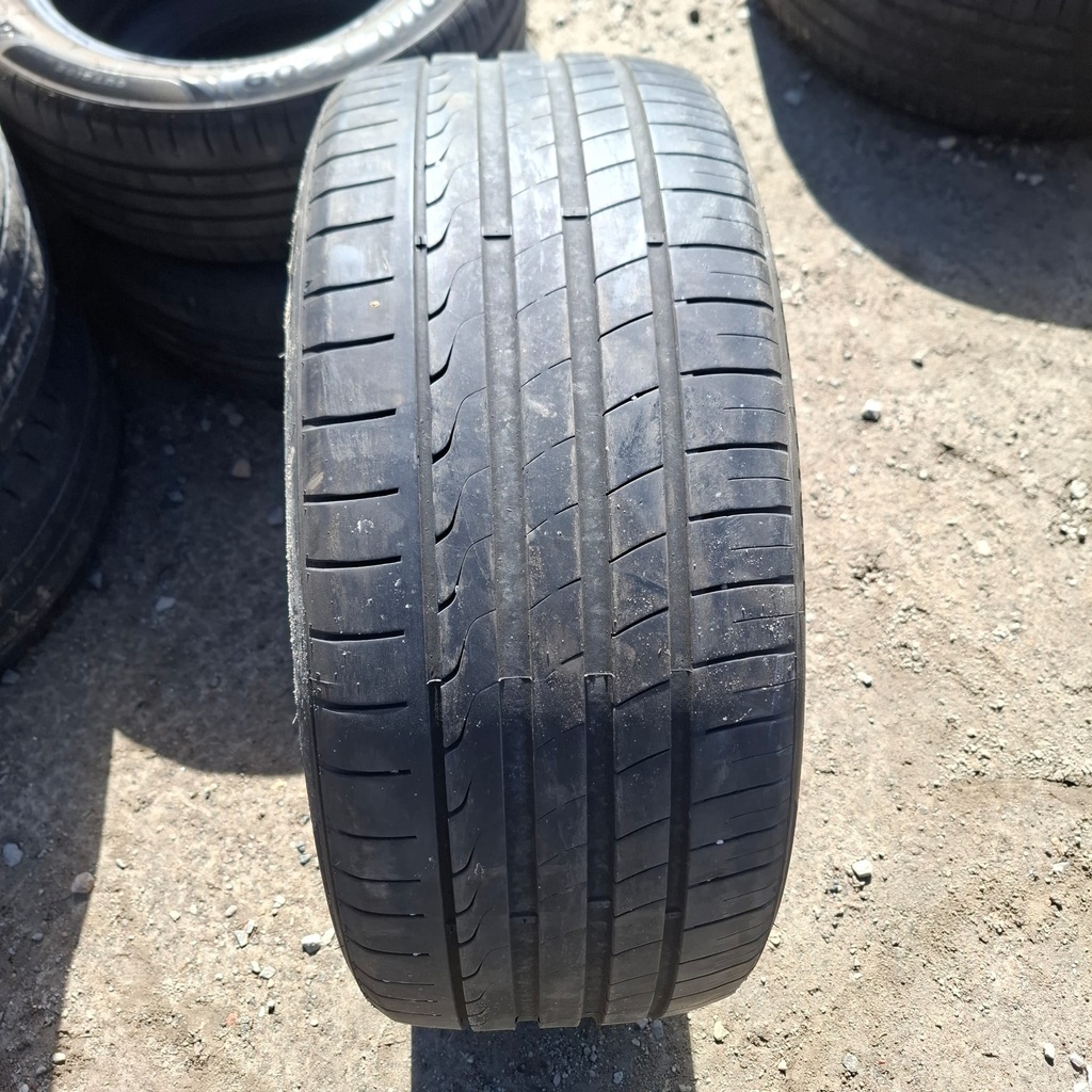 235/40ZR19 96Y XL Minerva Radial F205 Käytetty kesärengas 5,5mm DOT-19