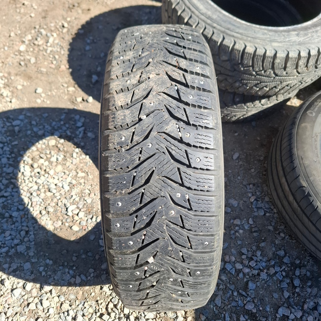 185/65R15 88T Kumho WinterCraft Ice WI31 Käytetty nastarengas 7,5mm DOT-14