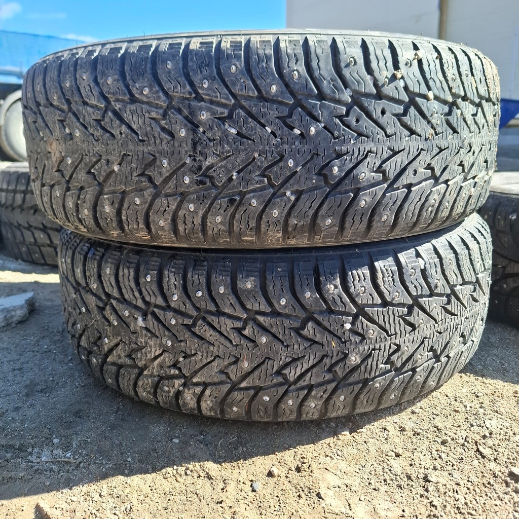 195/65R15 95T XL Bridgestone Noranza 001 Käytetty nastarengas 6,5-7,5mm DOT-19(toisesta puuttuu muutama nasta)
