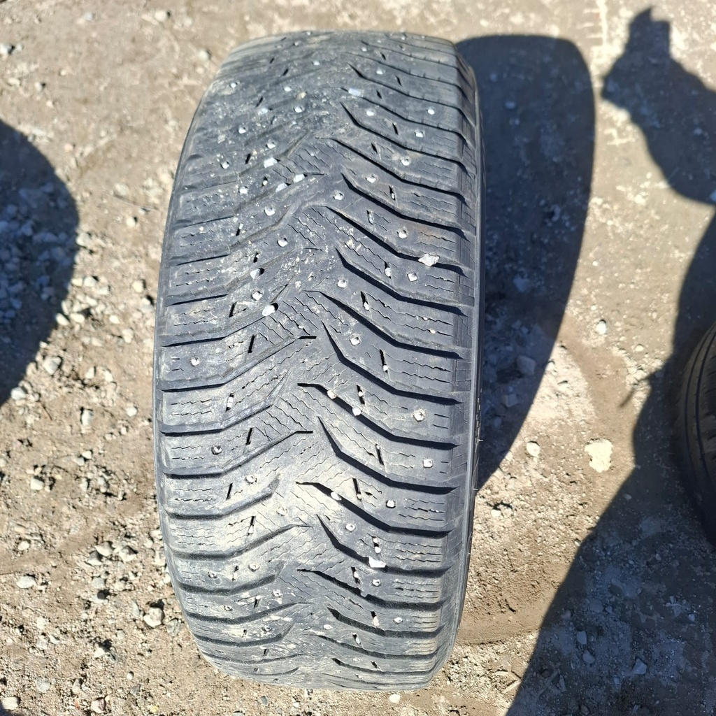 205/55R16 94T Kumho WinterCraft Ice WI31 Käytetty nastarengas 7mm DOT-16(muutama nasta poikki)
