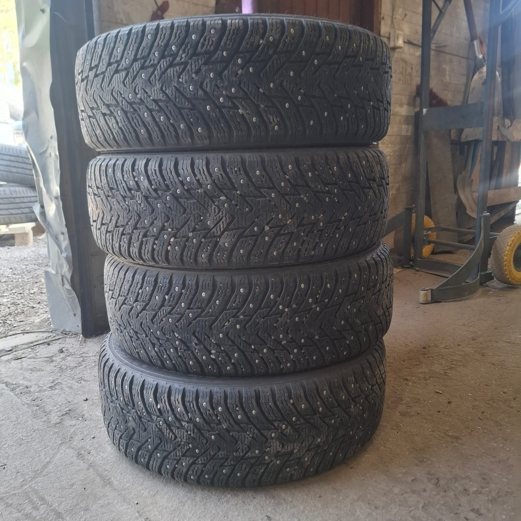 195/65R15 95T XL Nokian Hakkapeliitta 8 Käytetty nastarengas 7-7,5mm DOT-17