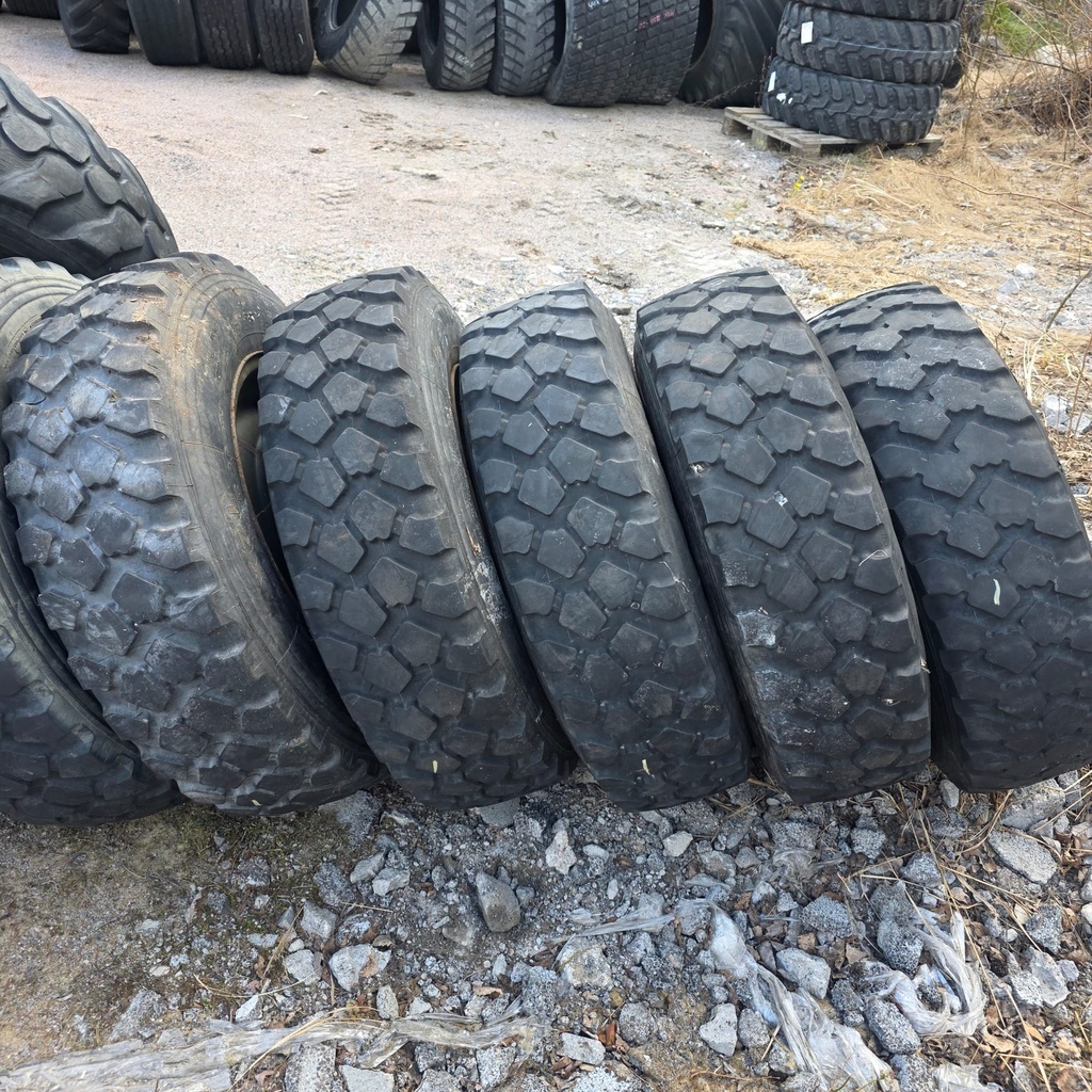 275/80R20 128K 8PR (10.5R20) MICHELIN XZL käytetty rengas 13-16mm Vanne jako: 6x205 Kr: 161 Takamitta: 220m