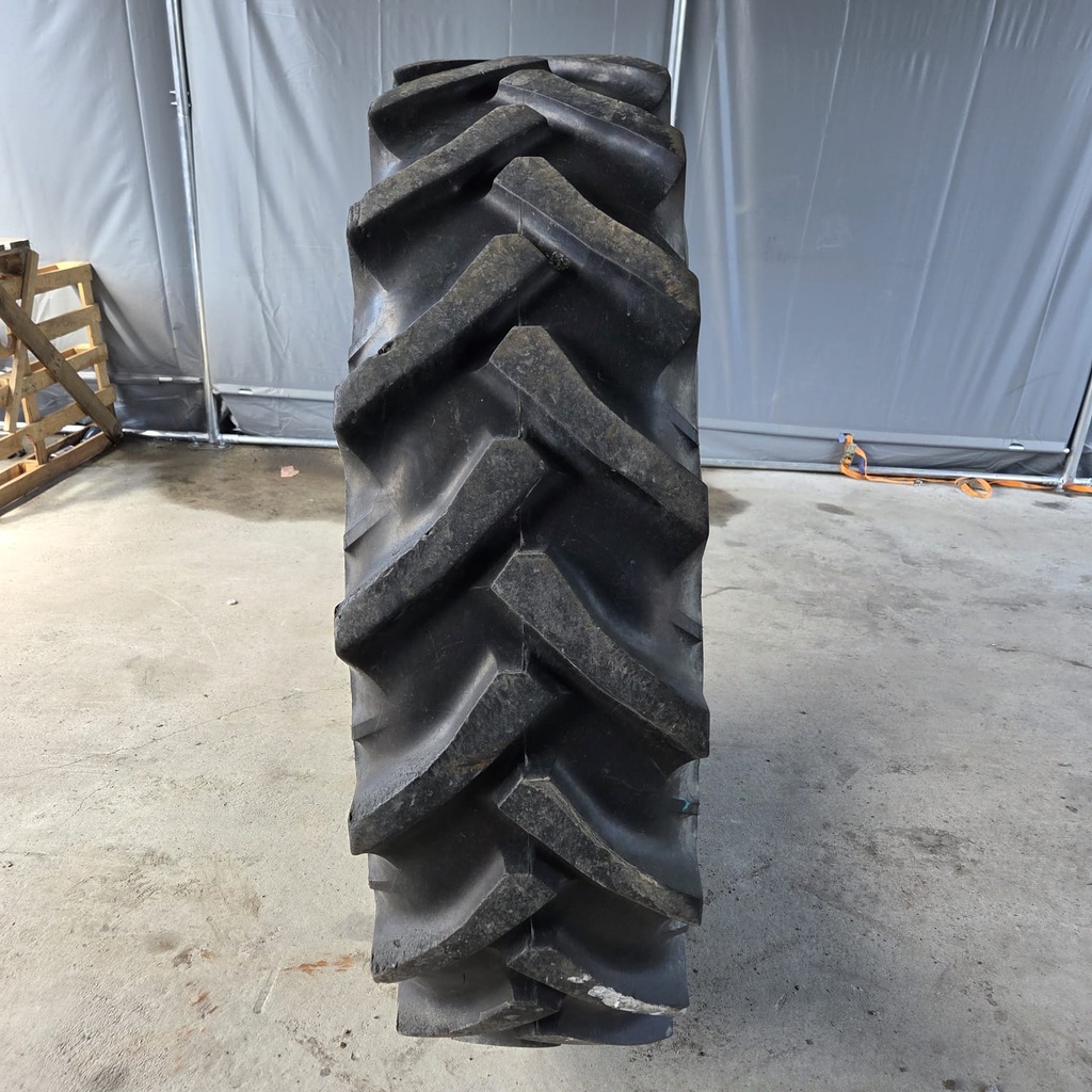 420/85R38 (16.9R38) 141A8 Stomil AN-21 Käytetty rengas DOT-97 28mm (1x tossu, Asennus sisärenkaalla)