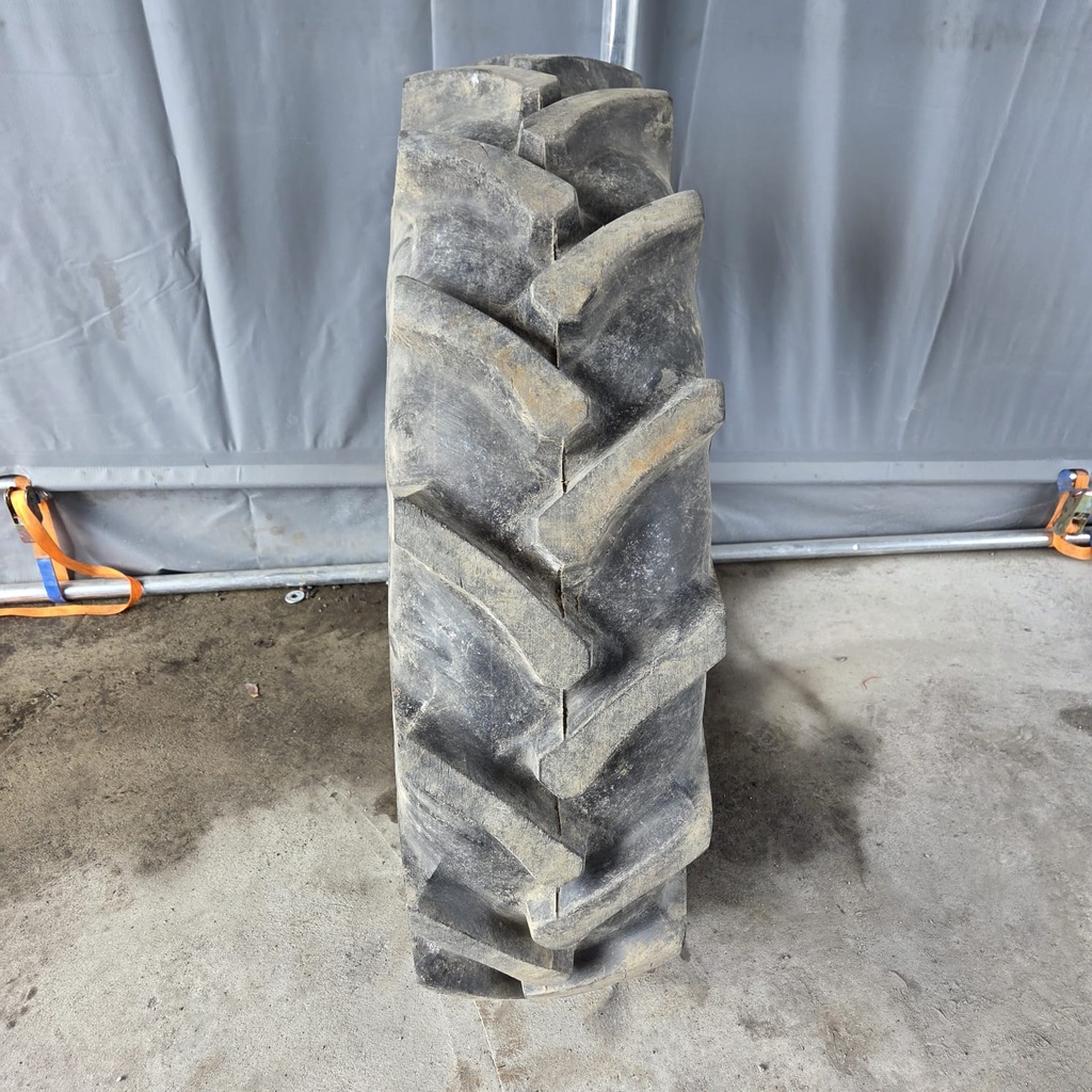 11.2-24 8PR Barum TZ19 Käytetty rengas DOT-04  29mm (Kuivumaa Kyljissä)