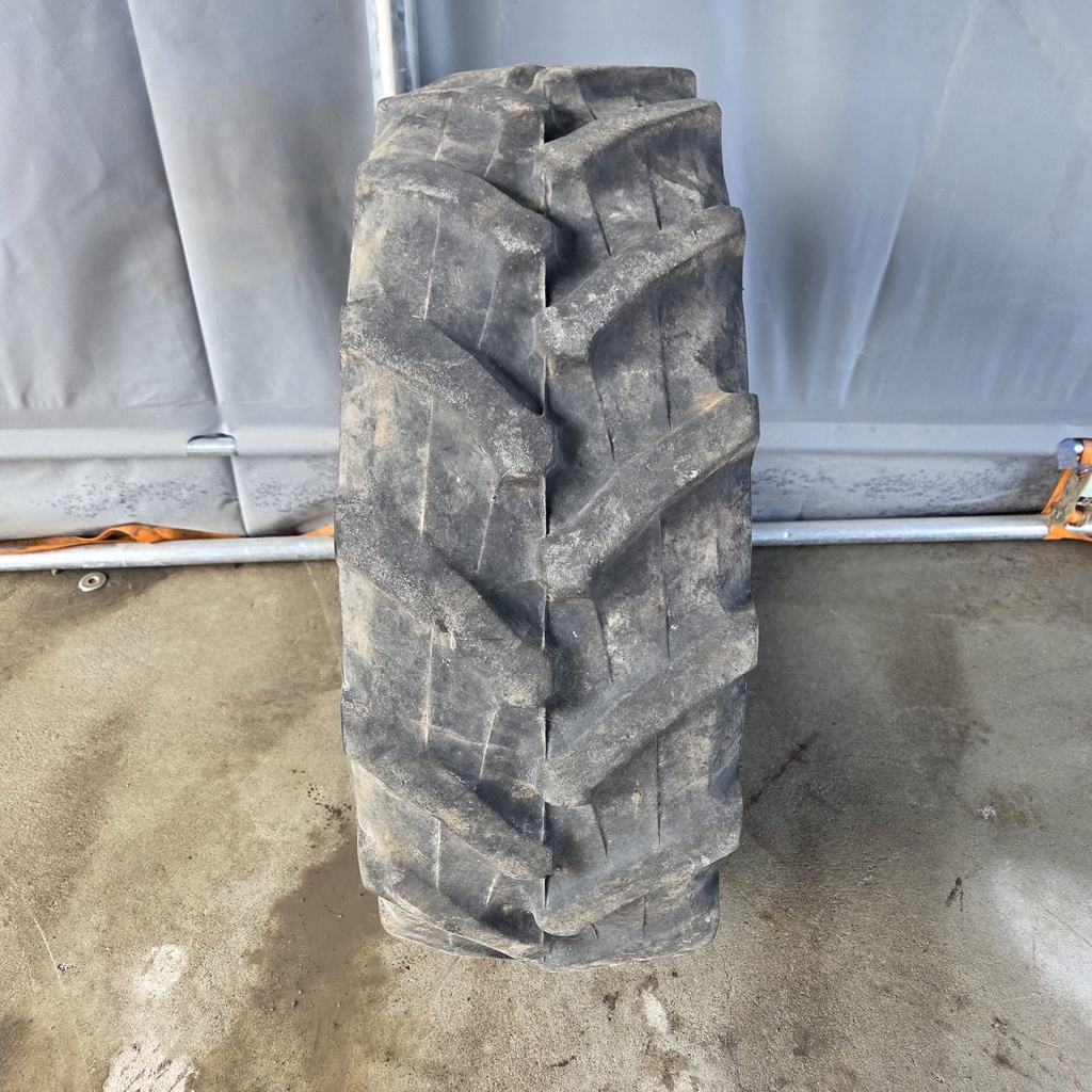 280/70R18 114A8/114B Trelleborg TM700 Käytetty rengas DOT-18  18mm (Laitakulunut, Asennus sisärenkaalla)