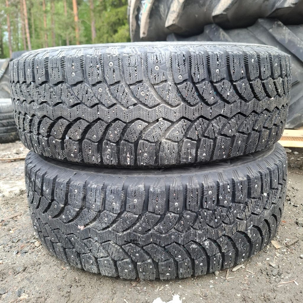 215/65R16 102T Bridgestone Blizzak Spike-01 Käytetty nastarengas 8-9mm DOT-15