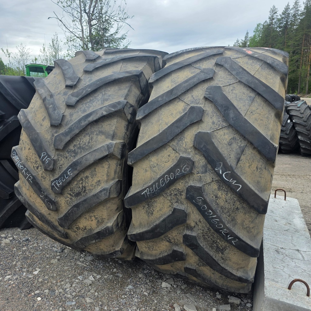 900/60R42 180D/177E TRELLEBORG TM900 Käytetty rengas DOT-17  23mm (Toisessa jalassa vekki mutta pitää ilmat)