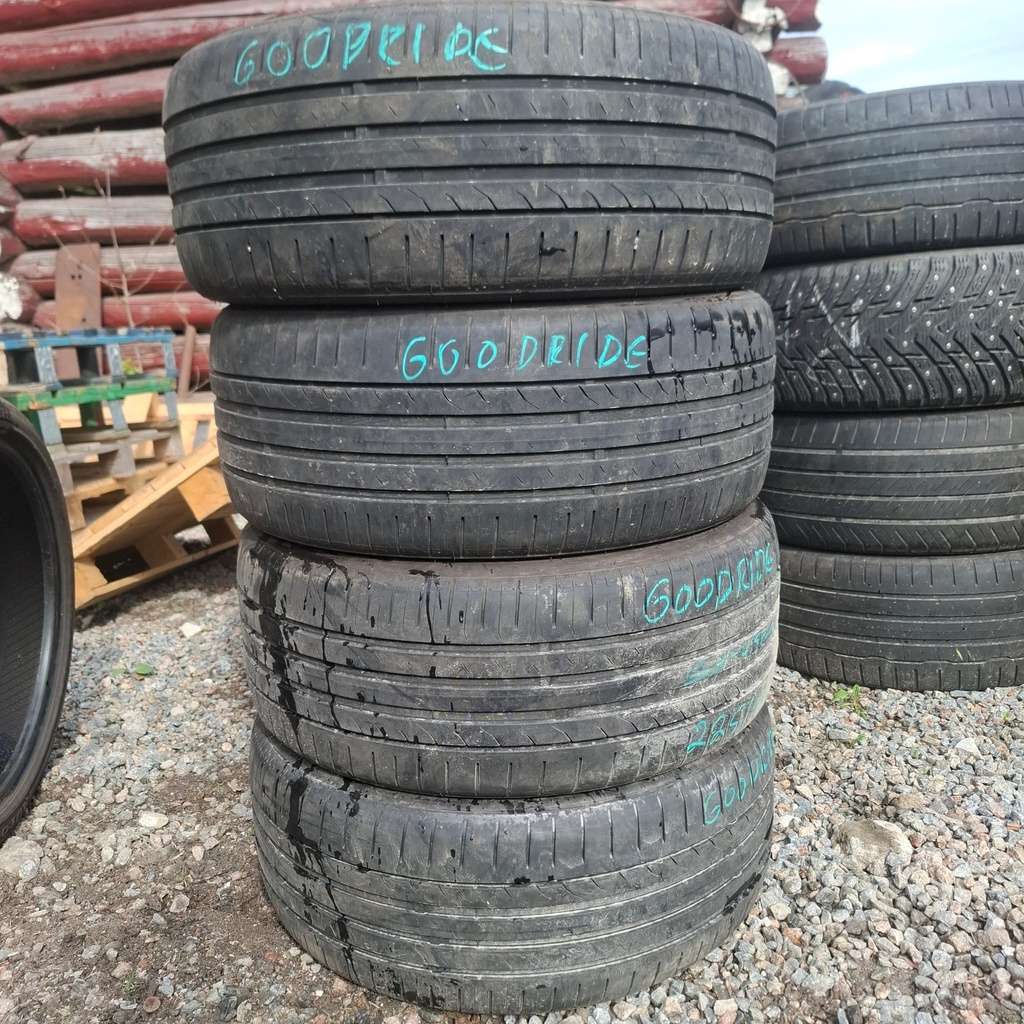 225/40ZR18 92W Goodride ZuperEco Z-107 Käytetty kesärengas 4-4,5mm DOT-20