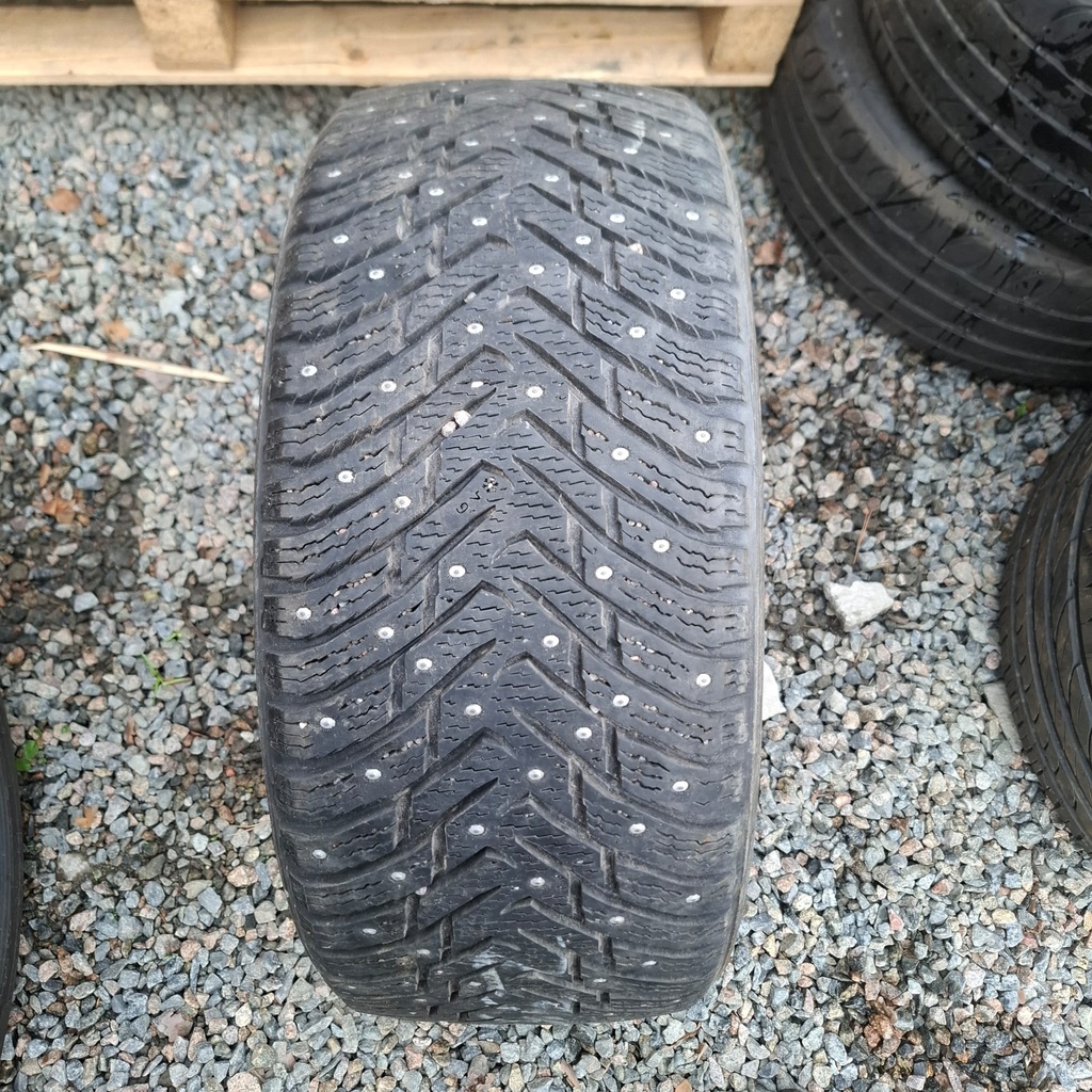 235/40R18 95T XL Nokian Hakkapeliitta 8 Käytetty nastarengas 7,5mm DOT-13
