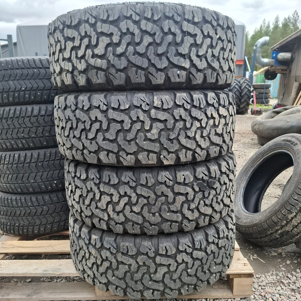 235/60R18 103T Radburg All-Terrain Käytetty kesärengas 8-8,5mm DOT-23