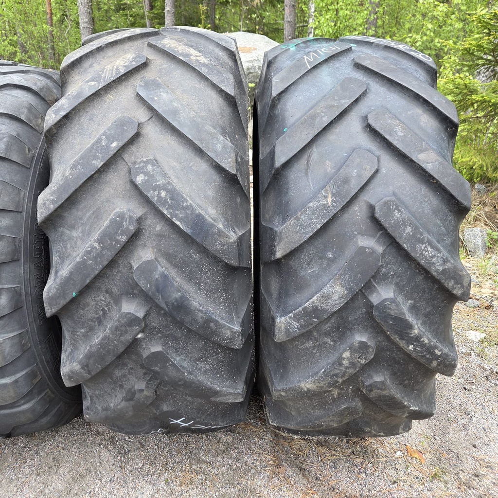 425/75R20 148E Michelin M27 Käytetty rengas DOT-92  14-17mm  (Renkaissa kuivumaa/pykimää)