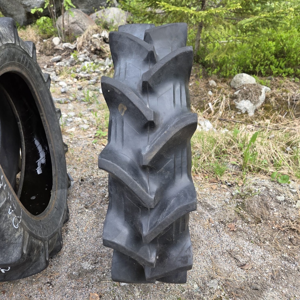 8.3-22 4PR Bridgestone Farm Service LUG Special Käytetty rengas  41mm (Vanha)