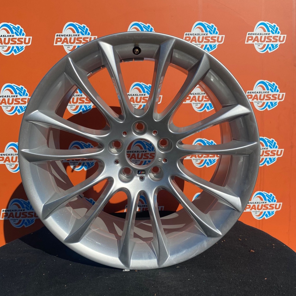 Uusi BMW V-SPOKE 302 vannesarja 5x120 ET25 KR72,6  8,5x19" (Renkaat käyneet vain päällä)