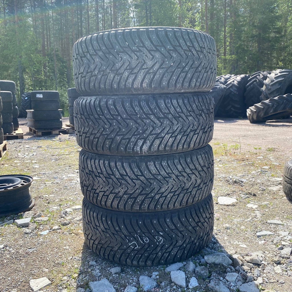 245/45R19 102T Nokian Hakkapeliitta 8 Käytetty nastarengas 9mm DOT-17