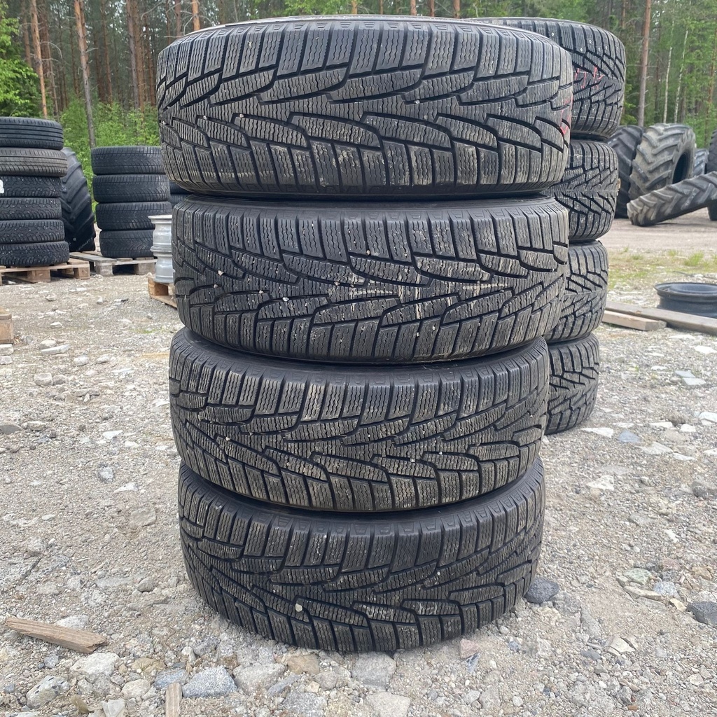 225/55R17 101R XL Kumho iZen KW31 Käytetty kitkarengas 8-9mm DOT-16