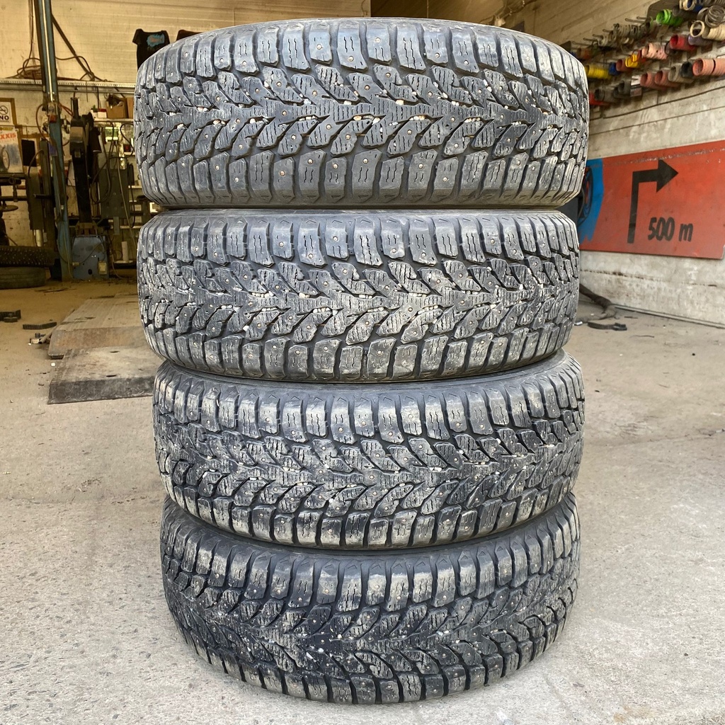 205/60R16 96T Kumho WinterCraft ICE Wi32 Käytetty nastarengas 8-9mm DOT-21