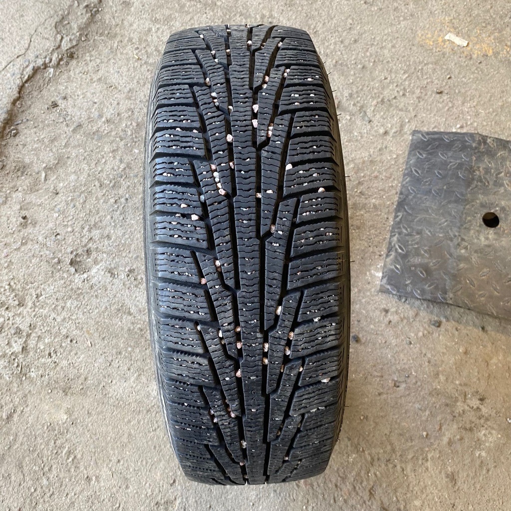 195/65R15 95R XL Nokian Hakkapeliitta R Käytetty kitkarengas 8mm DOT-11