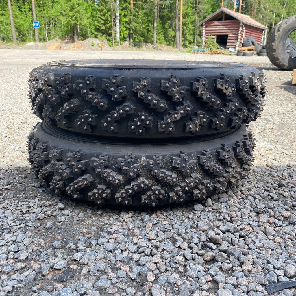 10/65-15 Black Rocket BR 90 Käytetty piikkirengas