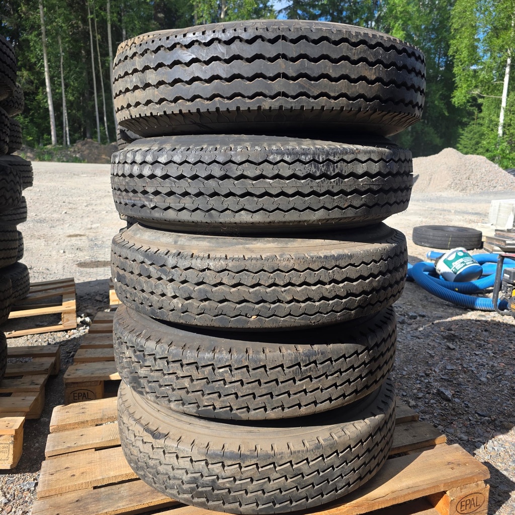 8.25R16 14pr ARMEIJAN VANHOJA RENKAITA VANTEELLA Pulttijako: 6x205 Keskireikä: 161mm  Offset: 0 (Merkkirenkaita, lähes ajamattomia, Vaha DOT)