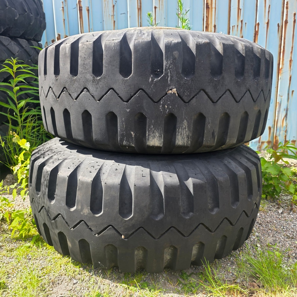 15-19.5 14pr FIRESTONE DUBLEX ND KÄYTETTY RENGAS VANTEELLA PJ: 10X285mm KR: 221mm (Kiinnityspinnasta renkaan reunaan 45mm)