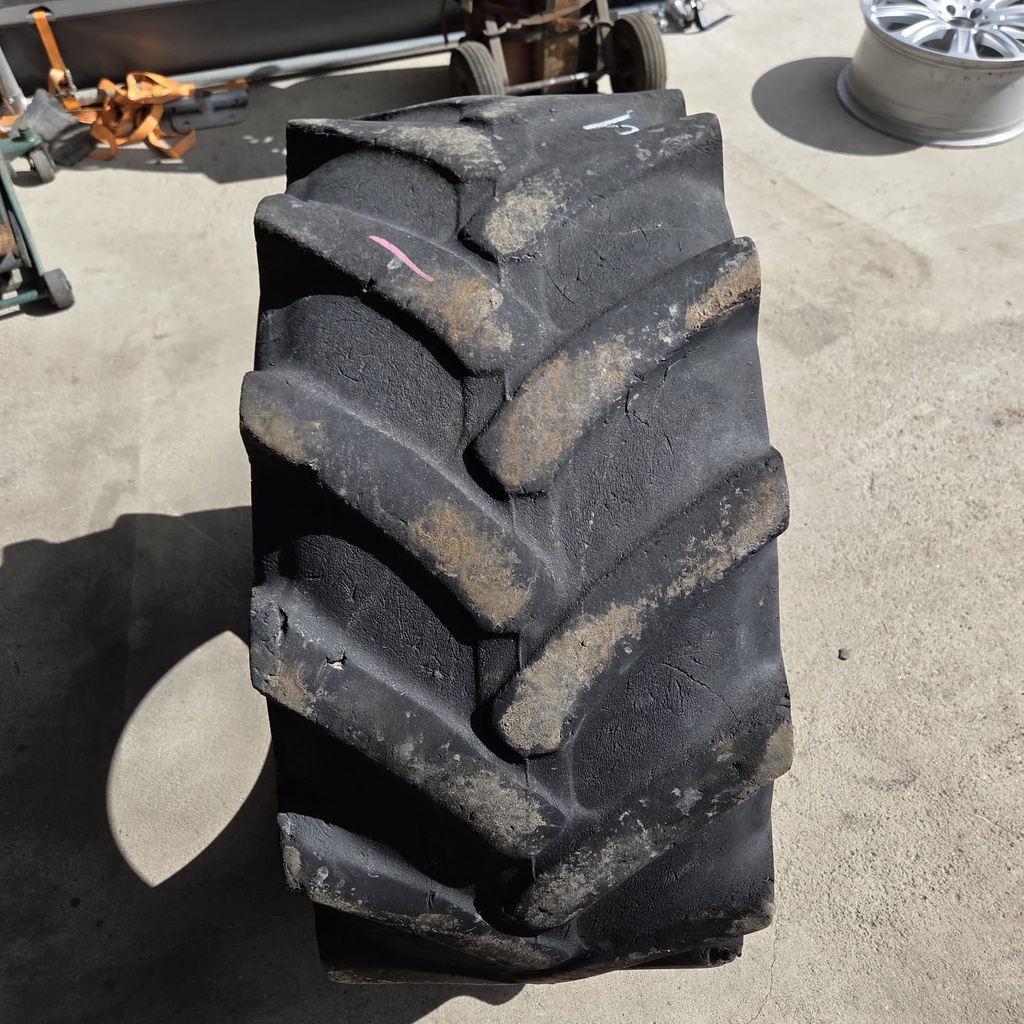 400/70-20 (16.0/70-20) 140B Dunlop T37 Käytetty työkoneen rengas DOT-00 5mm