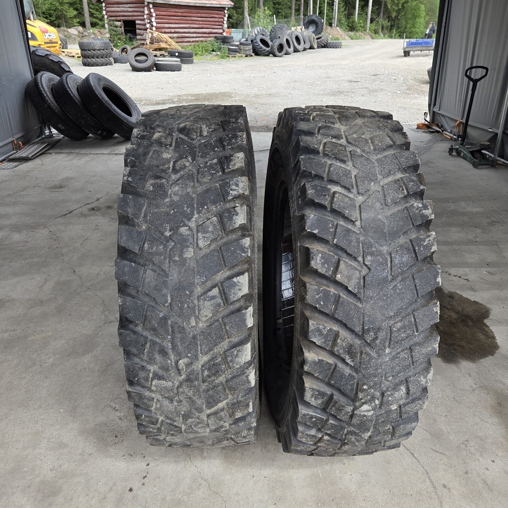 400/80R28 151A8/146D Nokian TRI2 Käytetty palapintarengas DOT-06 5-15mm  (Kuluneet epätasaisesti)