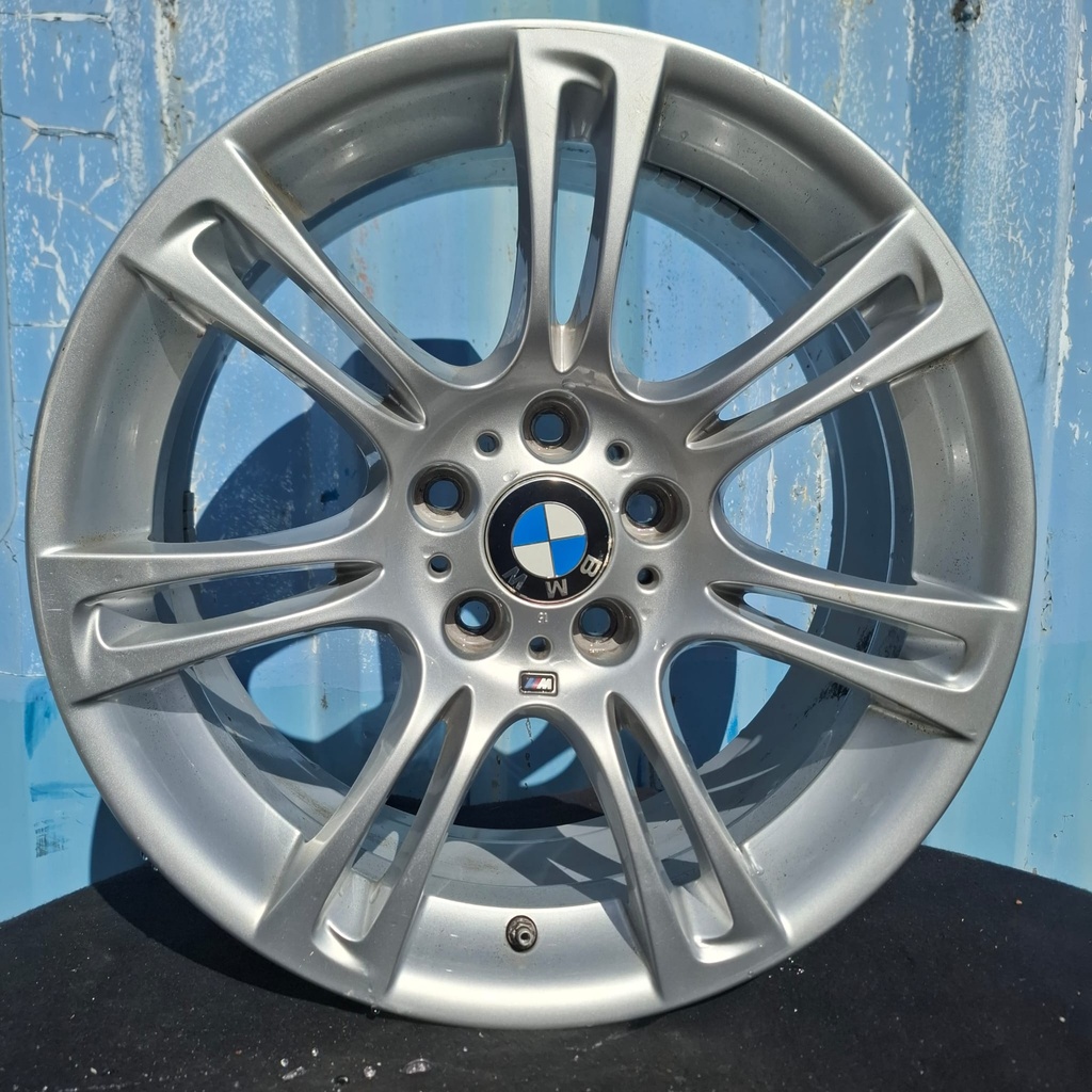 Käytetty BMW M Double Spoke 350 vannesarja 5x120 ET30 KR72,6 8x18"
