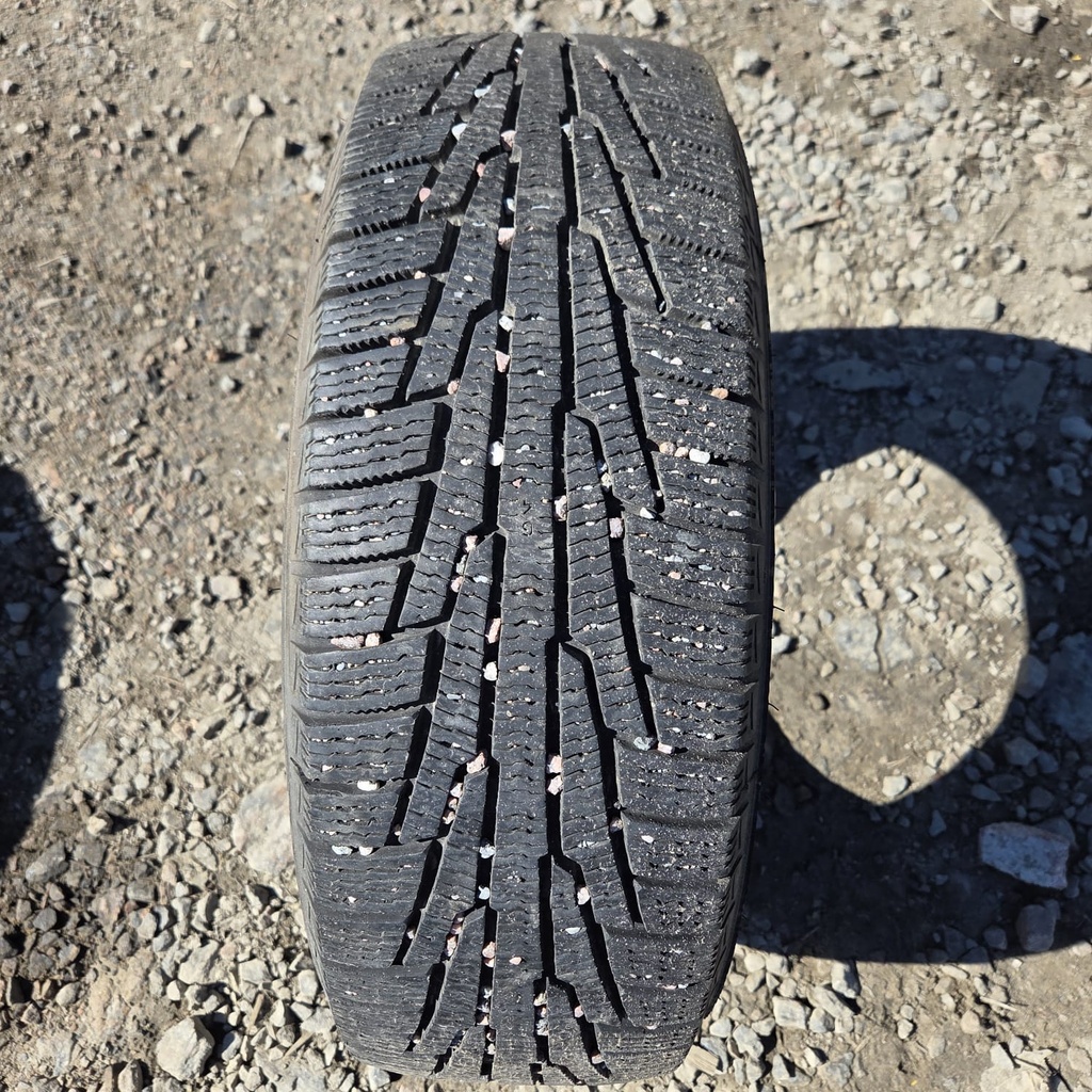 195/65R15 95R XL Nokian hakkapeliitta R Käytetty kitkarengas 8mm DOT-11