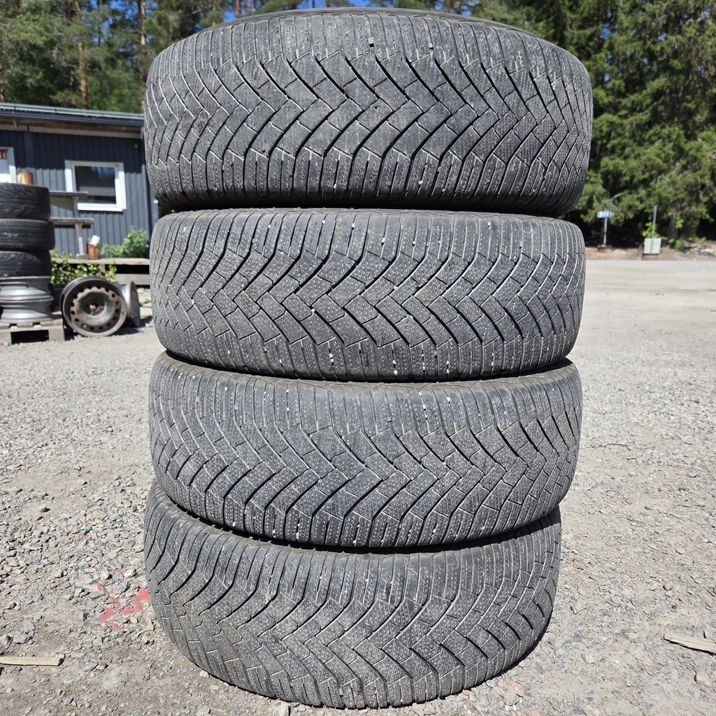 235/65R17 108T Goodyear Ultragrip Ice 3 Käytetty kitkarengas 5,5-6,5mm DOT-23