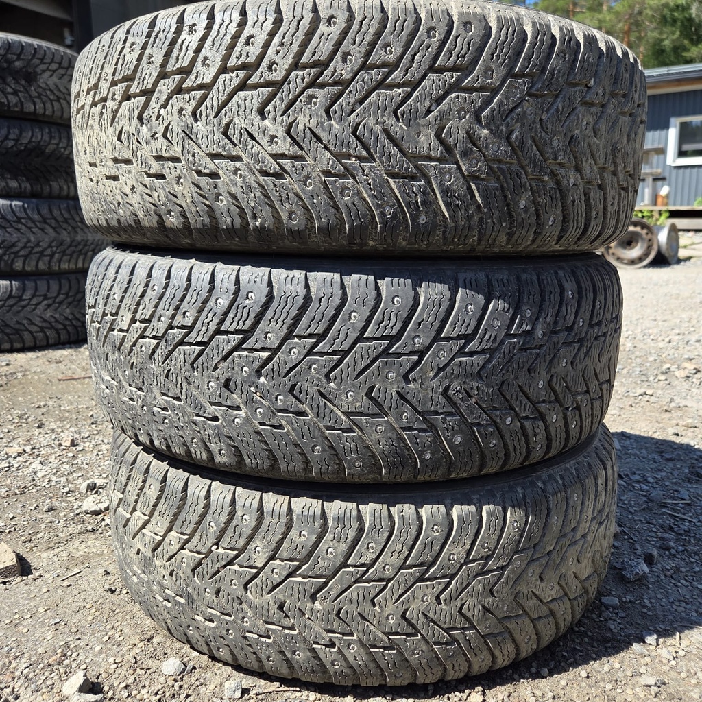 195/65R15 95T XL Nokian Hakkapeliitta 8 Käytetty nastarengas 5-5,5mm DOT-17