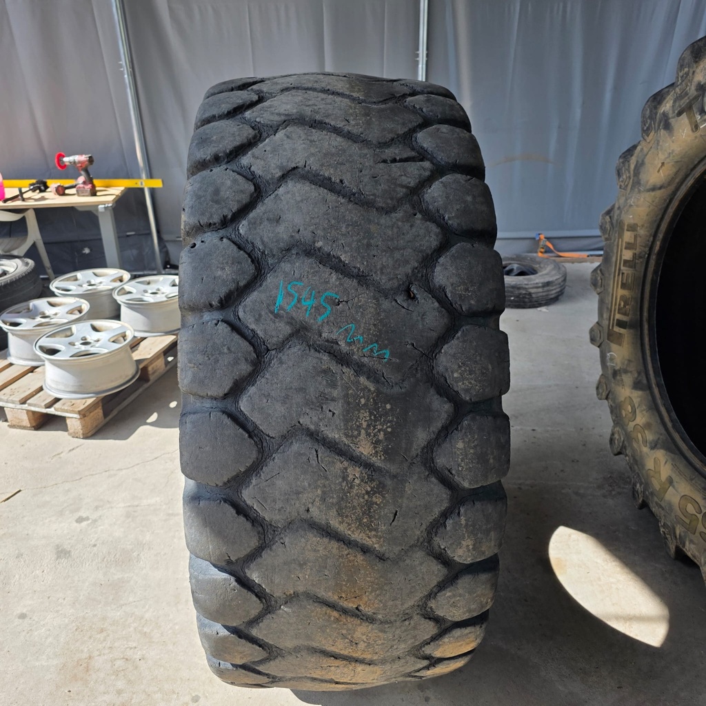23.5R25 E-3 TRIANGLE TB516 Käytetty työkoneen rengas  1535mm/7mm  (Paistokorjattu)