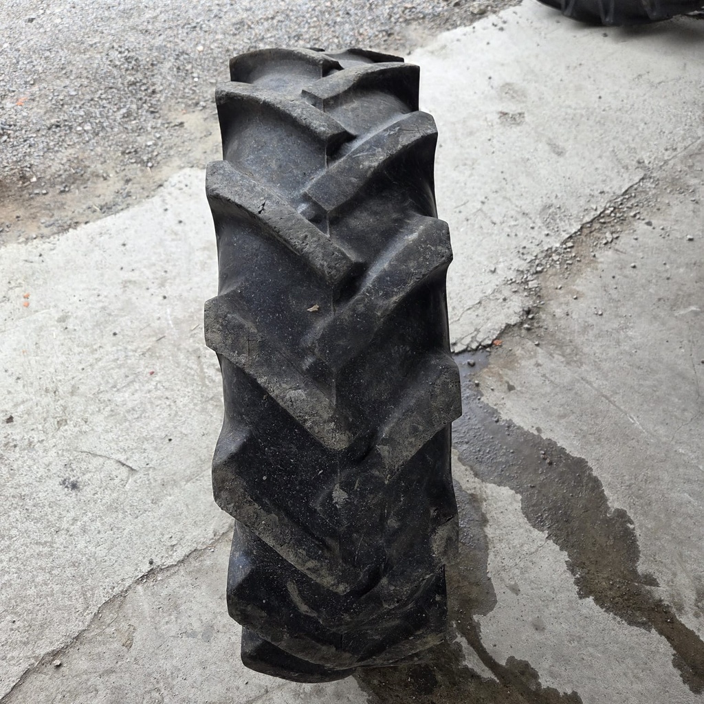 11.2-24 8PR Tiron Käytetty rengas DOT-13  10mm (Hieman epätasainen kuluma)