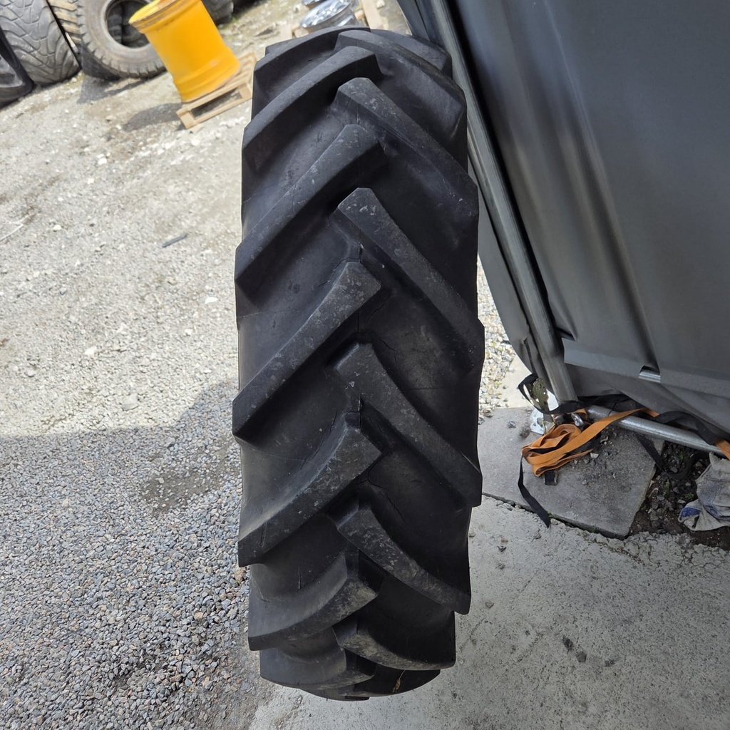 13.6-28 8pr Rekord Käytetty rengas 30mm (Vanha, Kuivumaa/halkeilua, Menee vielä pihakoneessa)