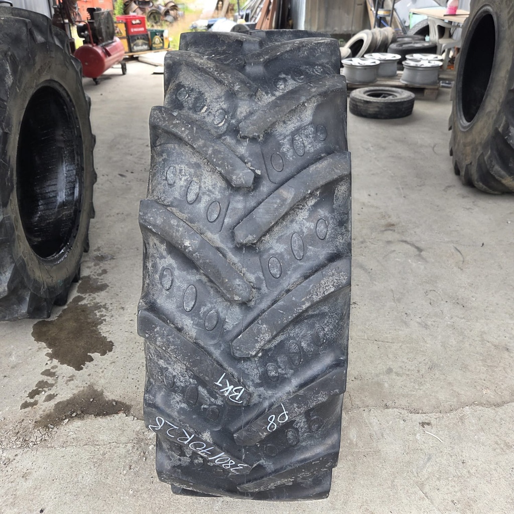 380/70R28 127A8/B BKT AgriMax RT765 Käytetty rengas DOT-15  18mm