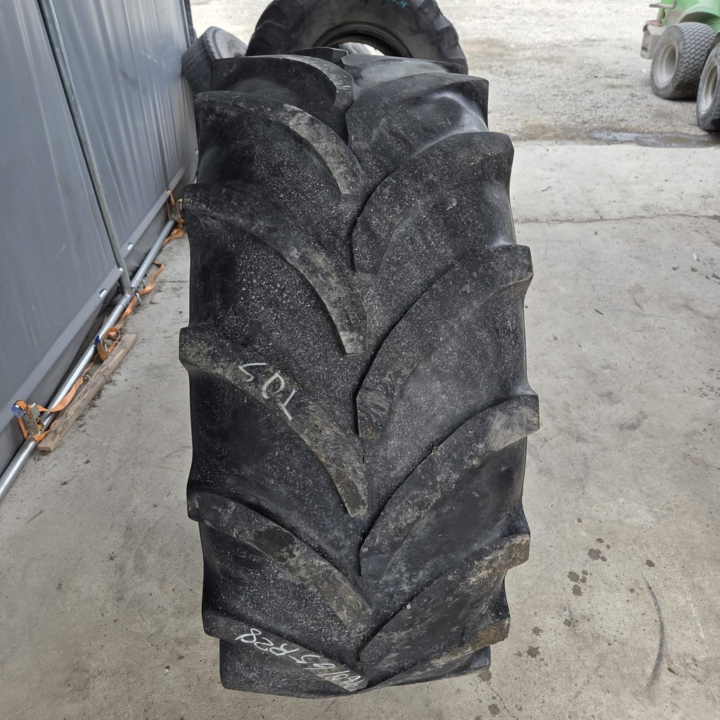 480/65R28 136A8/136B Vredestein TraXion + Käytetty rengas DOT-06 16mm (Paisto korjattu, Kulunut hieman epätasaisesti, Tubeless)