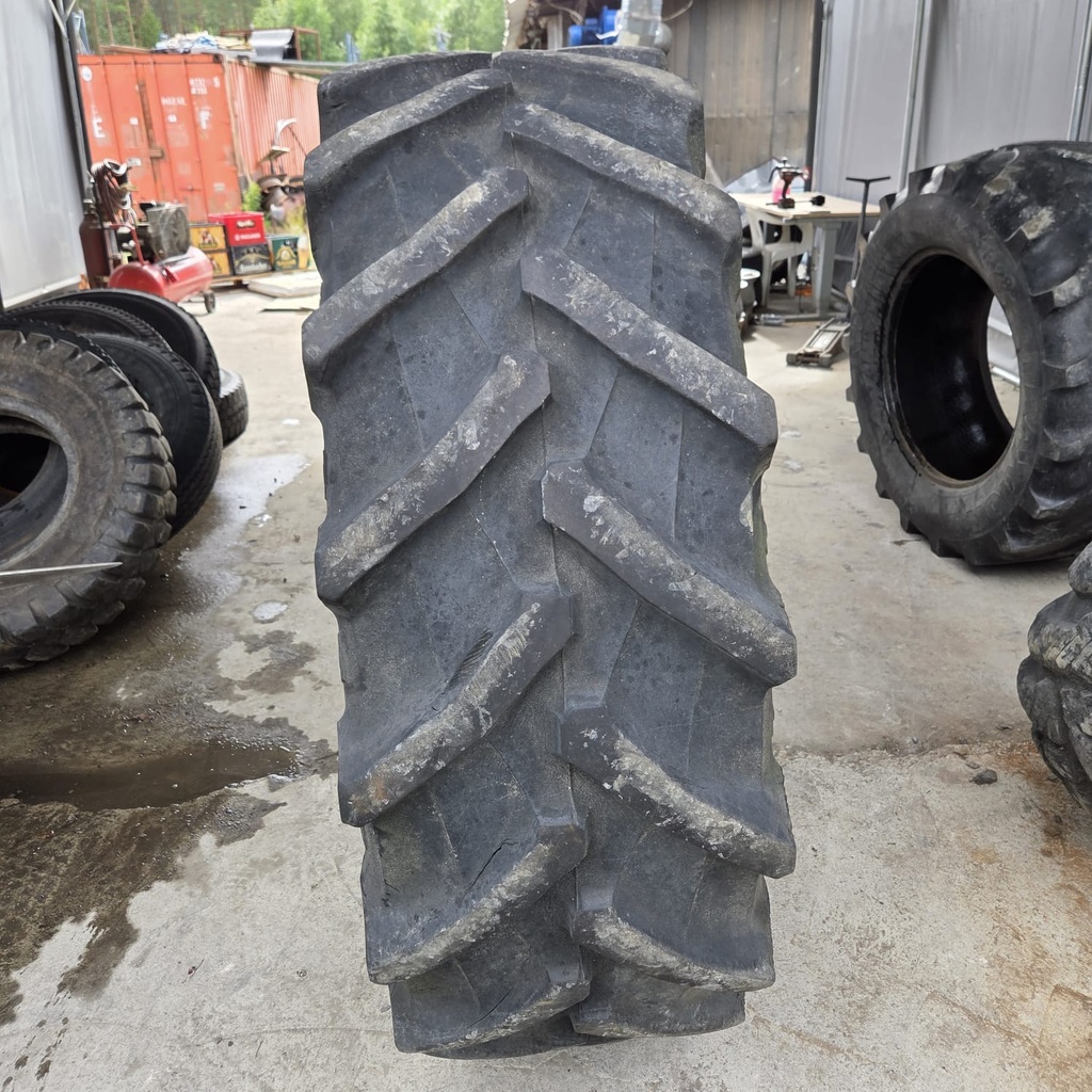480/70R34 143A8 Pirelli TM 700  Käytetty rengas 30mm (Vanha, Pientä pykimää, Paisto korjattu, Asennus sisärenkaalla)