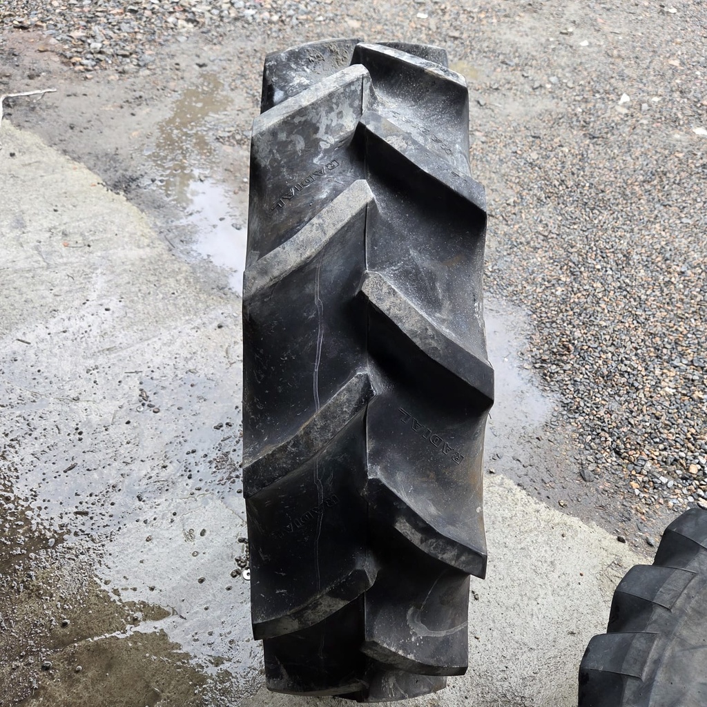 320/85R24 (12.4R24) 119A8/116B GoodYear SuperTraction Käytetty rengas DOT-01  38mm (Asennus sisärenkaalla)