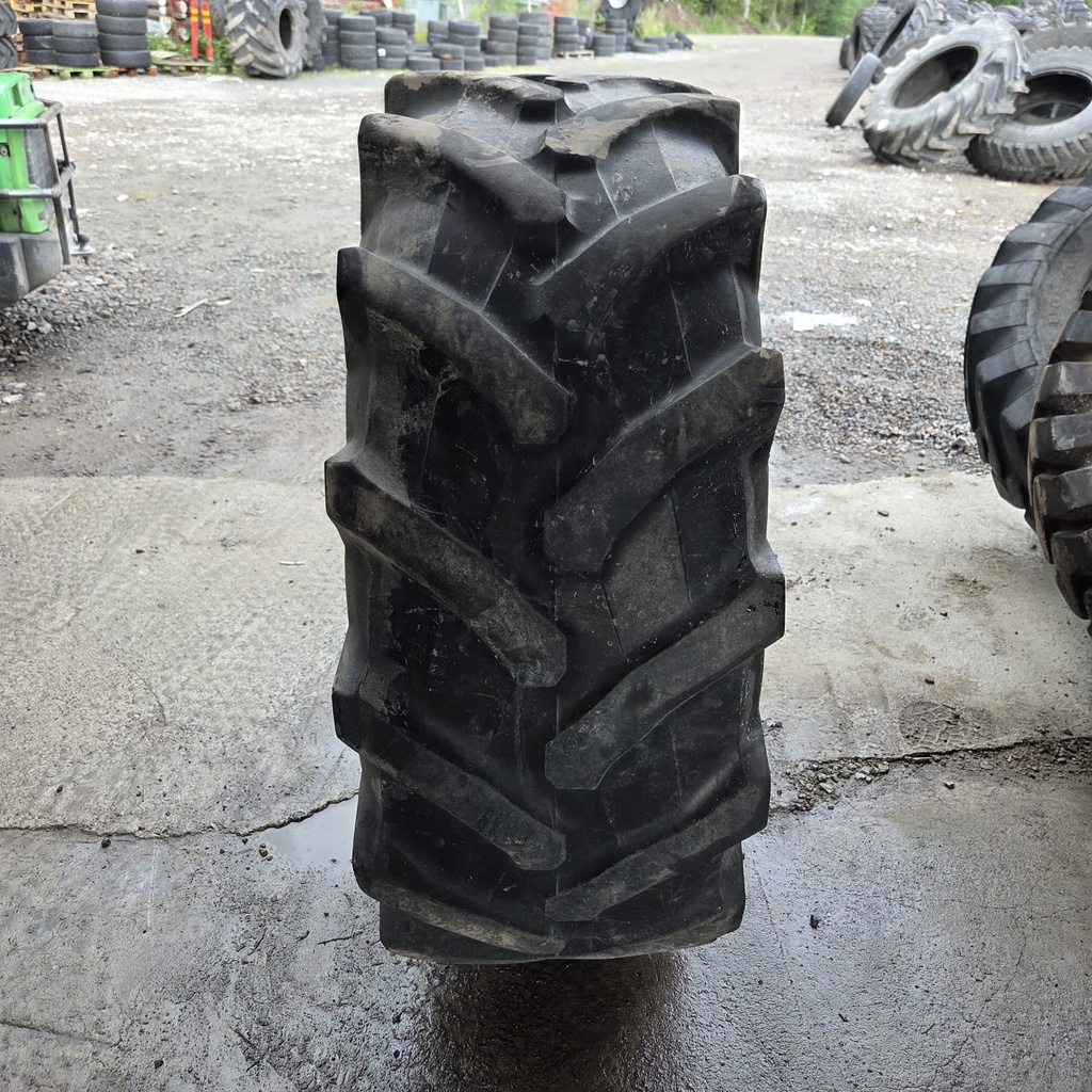 420/70R24 130A8/127B Pirelli TM700  Käytetty rengas DOT-02 13mm (Asennus sisärenkaalla)