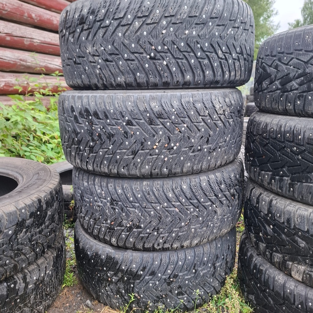 235/45R18 98T XL Nokian Hakkapeliitta 8 Käytetty nastarengas 6,5-7,5mm DOT-17 (yhdessä renkaassa laita kulumaa)