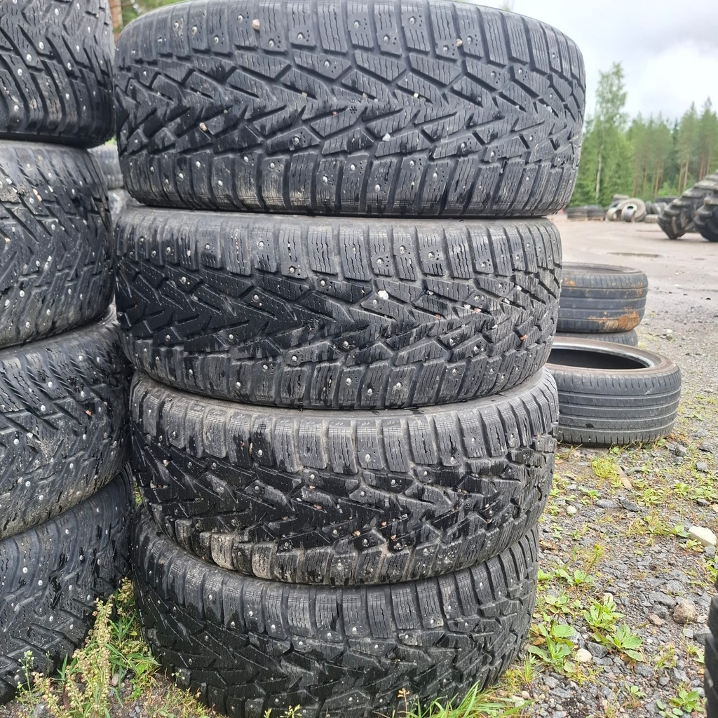 215/60R16 99T XL Nokian Hakkapeliitta 7 Käytetty nastarengas 7-8mm DOT-09