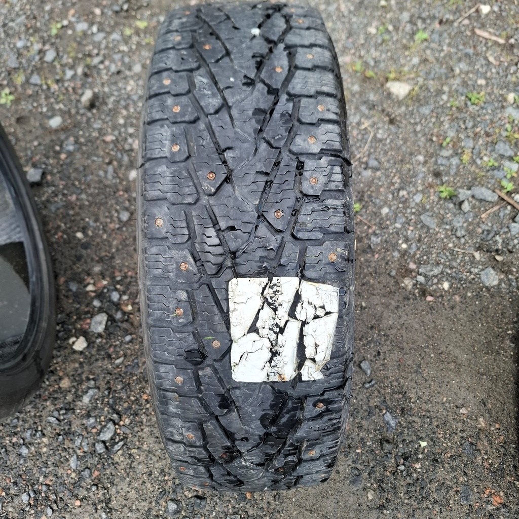 195/70R15C 104/102R Nokian Hakkapeliitta C3 Käytetty nastarengas 7,5mm DOT-19