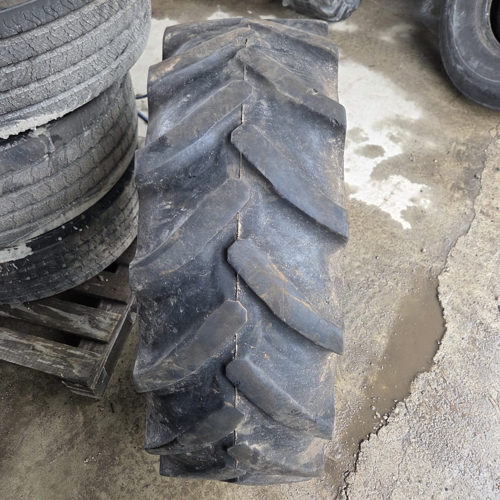 340/85R24 (13.6R24) 125A8/122B Continental Tractor 85  Käytetty rengas DOT-22  10mm Tubeless