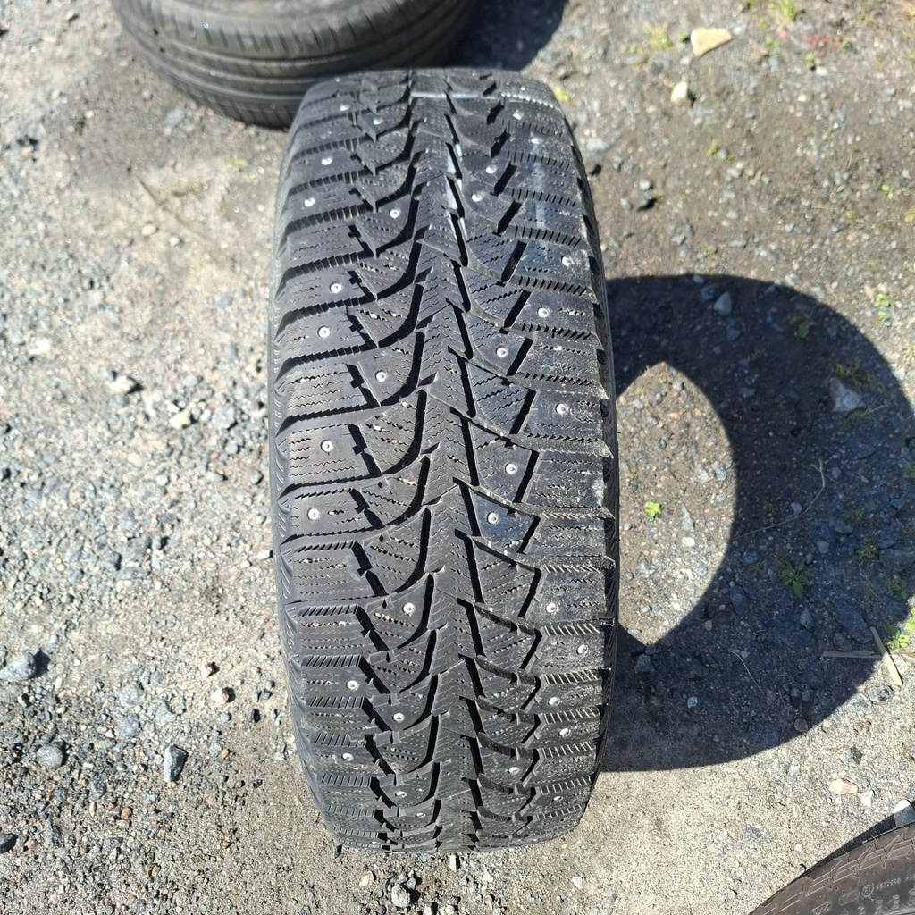 215/60R17 100T Maxxis Presa Spike Käytetty nastarengas 9mm DOT-09