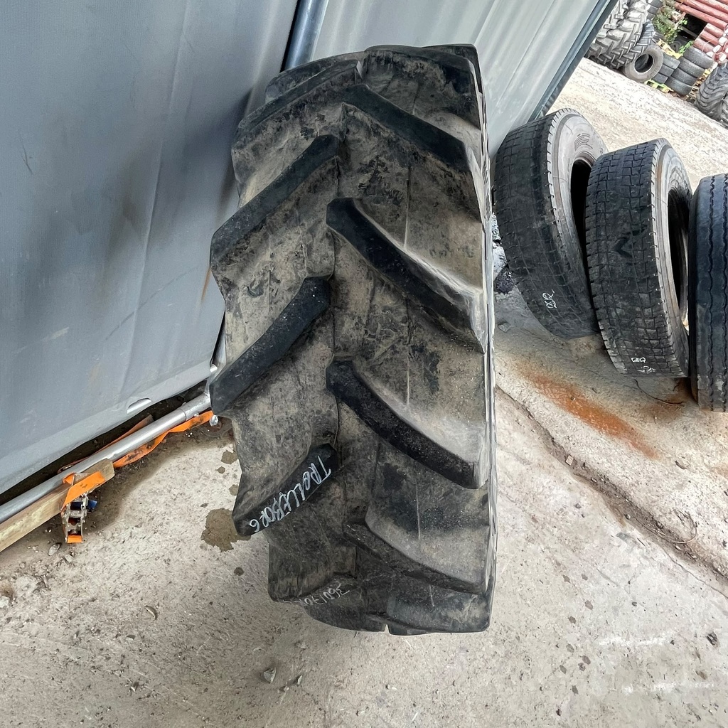 360/70R24 122A8 Trelleborg TM700  Käytetty rengas DOT-14  31mm (Asennus sisärenkaalla, Kyljessä hankauma jälkeä, Ei vaikuta käyttöön) (Toinen korjattu)