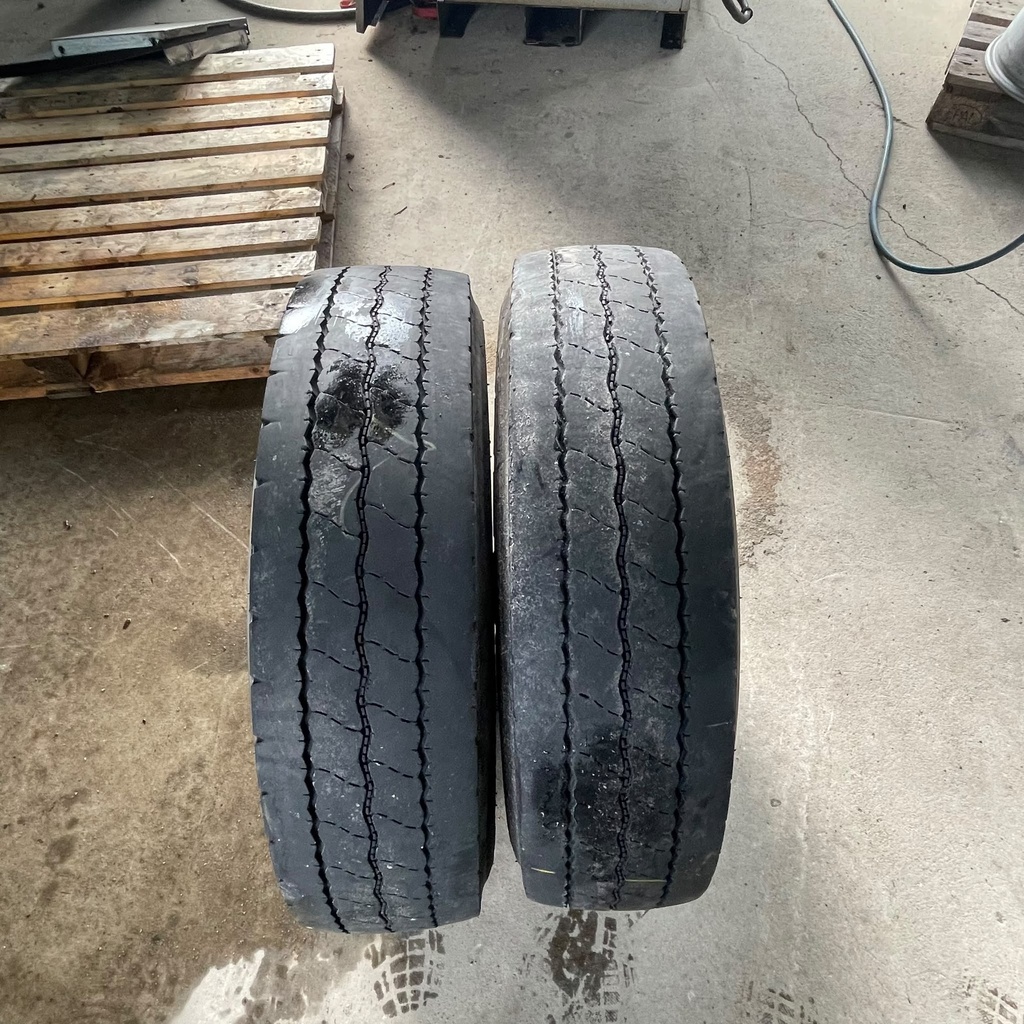 7.50R16 14PR Dunlop SP521 Käytetty KA-rengas Trailer DOT-17 3-4mm