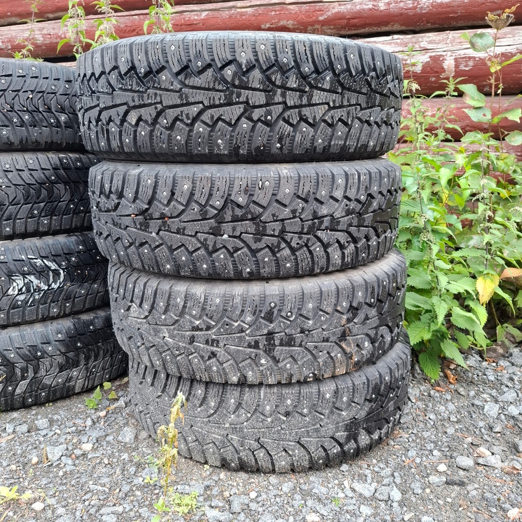 215/70R16 100T Nokian Nordman 5 SUV Käytetty Nastarengas 6-9mm DOT-16