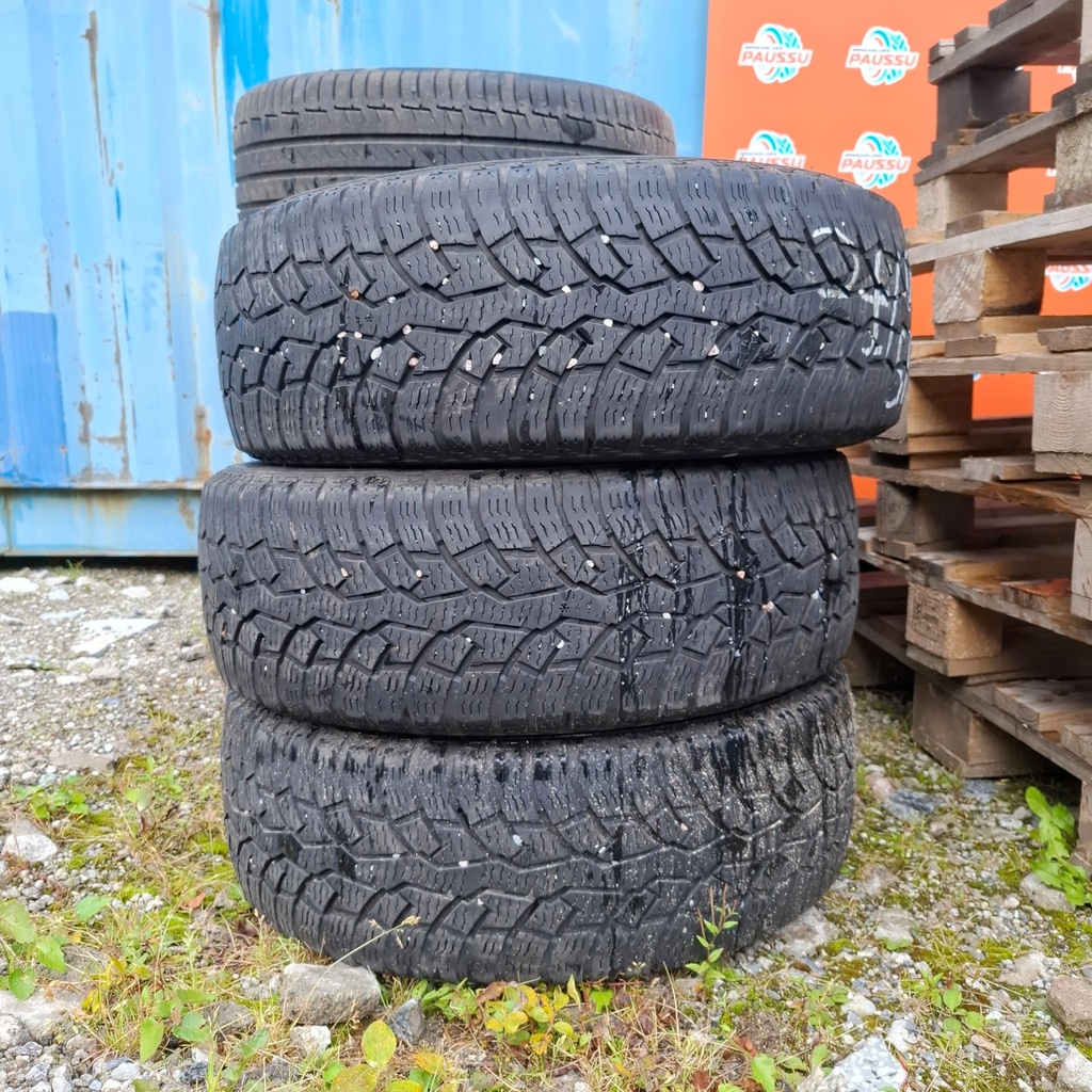 215/60R17C 109/107R Nokian Tyres Hakkapeliitta CR4 Käytetty kitkarengas 5-7mm DOT-22