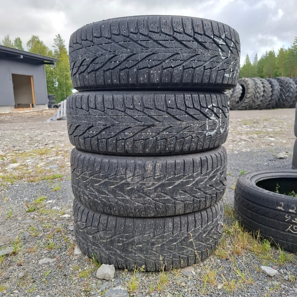 215/60R17 100R XL Nokian Hakkapeliitta R2 Käytetty kitkarengas 7-8mm DOT-17